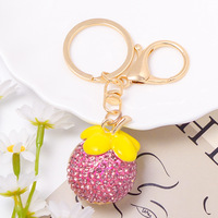 Hete Aanbieding Schattige Verse Aardbei Strass Sleutelhanger Zinklegering Fruit Tas Charm Kristal Autosleutelring Zoete Groothandel Sieraden