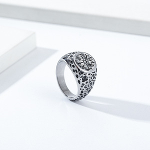 แหวนเข็มทิศไวกิ้งสำหรับผู้ชาย เหล็กสีดำ ไทเทเนียมสตีลแบบดิสเทรส ลายสัญลักษณ์นอร์ดิก เครื่องประดับสำหรับใส่ทุกวัน - Product Image 2