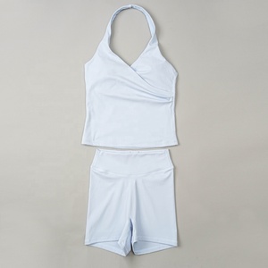 Top Halter con Cuello en V Cruzado y Corte Ajustado, Fabricantes OEM Personalizados, con Conjunto Deportivo para Mujer - Product Image 6