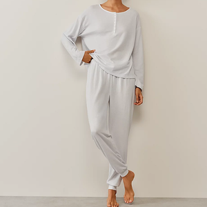 Ensemble de pyjama pour femmes à manches longues et col rond Gris clair Tricot doux Vêtement de <span class=keywords><strong>nuit</strong></span> confortable pour dormir toute <span class=keywords><strong>la</strong></span> <span class=keywords><strong>nuit</strong></span> Porté toute l'année - Product Image 1