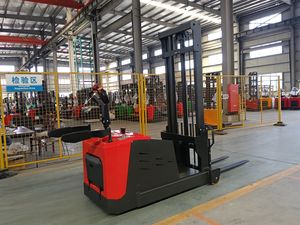 Carretilla elevadora apiladora contrapesada de iones de litio completamente eléctrica de 800kg y 3000mm para uso minorista y en restaurantes - Product Image 2