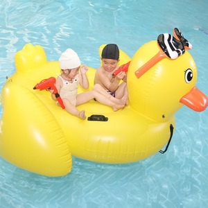Bouée gonflable en forme de canard jaune 182x185x102cm pour enfants et adultes, pour piscine, plage, fête estivale, utilisation en extérieur - Product Image 3
