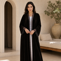 Abaya d'hiver modeste Loriya en velours avec bordure en dentelle exquise sur le devant et les poignets pour femmes musulmanes, abaya ouverte sur le devant avec dentelle pour l'Aïd