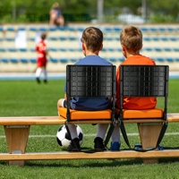 Siège pliable personnalisé OEM ODM pour tribune de stade, chaise de sport légère et rembourrée avec sangle et porte-gobelet pour les événements en plein air, le camping et la plage