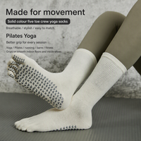 Chaussettes de Pilates antidérapantes à cinq doigts avec logo personnalisé, en coton doux, chaussettes de yoga à grip, fabrication OEM ODM, faible MOQ 30 paires