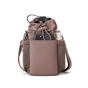 Nuevas llegadas: Bolsa de neopreno personalizada para botella de agua deportiva con correa cruzada para el hombro - Product Image 1