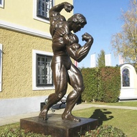 Statue en bronze grandeur nature de l'homme musclé Arnold Schwarzenegger, célèbre pour son corps musclé