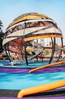 Structure de jeu extérieure commerciale pour enfants avec filet d'escalade sphérique géant, cadre en acier inoxydable et toboggan en tube spiralé, taille personnalisable