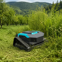 Robot tondeuse professionnel télécommandé à chenilles, à essence, tout-terrain, pour la tonte des pentes de jardins privés et des zones végétées.