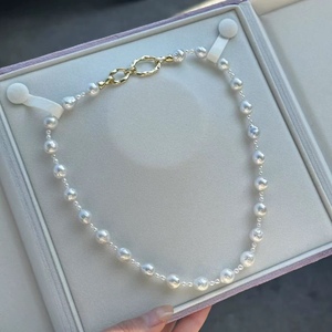 Collier en perles d'eau douce naturelles, chaîne de clavicule luxueuse et élégante, design de chaîne de pull élégant en papier sucré froissé - Product Image 1
