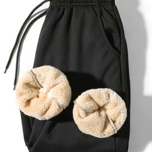 Pantalones de chándal acampanados Essentials negros extragrandes personalizados para hombre, anchos, cálidos, de doble cintura, impermeables, de algodón, apilados, talla grande - Product Image 1