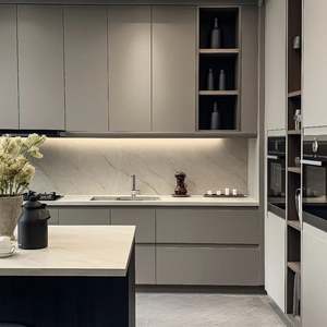 Ensemble d'armoires de cuisine en bois massif de style classique de luxe blanc, prêt à assembler avec un placard - Product Image 2