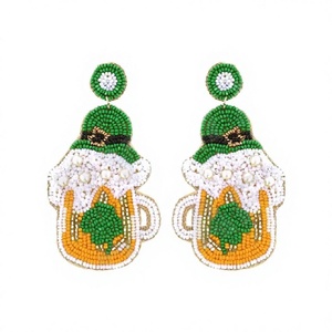 Boucles d'oreilles en forme de chopes à bière perlées faites à la main, vertes, blanches et oranges, bijoux de fête, confectionnées avec broderie en coton - Product Image 1