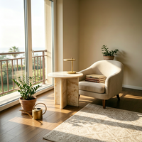 Table basse en marbre travertin beige à pieds croisés, style moderne et organique, idéale pour l'aménagement intérieur Japandi et les cafés chaleureux