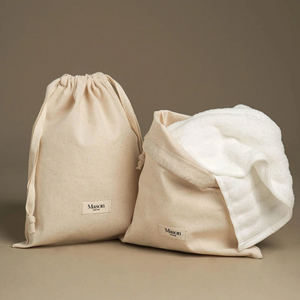 Sac en coton biologique personnalisé avec logo imprimé en or, cordon de serrage, pour mariage, Noël, emballage cadeau, pochette en mousseline noire - Product Image 6