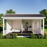 Structure en acier à toit en pente, maison préfabriquée imperméable et ignifuge, panneaux sandwich isolés en kit pour une vie moderne en banlieue