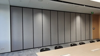 Cloison mobile modulaire pliable moderne, insonorisée et ignifuge, pour écoles, gymnases, hôtels, salles de banquet, avec rail de plafond
