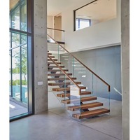 Escalier LED d'intérieur moderne avec garde-corps droit en verre Bandes de roulement en bois massif Matériau flottant en acier, bois et alliage d'aluminium pour villas