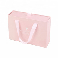 Maßgefertigte Luxus-Geschenkbox aus Rosa Papier mit Griff und Prägung für Kleidung, Schuhe, Kosmetik, Geschenke und Pelzartikel