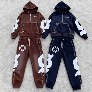 ชุดเซ็ตเสื้อฮู้ดดี้ทรงบ็อกซ์ครอปและกางเกงขาบานสไตล์เรโทร แต่งลายปักโลโก้แบบย้อนยุค สตรีทแวร์สุดฮิตประจำปี 2026 - Product Image 4