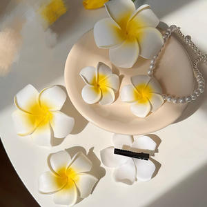 Plumeria Retro Clip decorativo para el cabello Flor dulce artificial Flequillo lateral para viajes o accesorios para el cabello junto al mar - Product Image 2