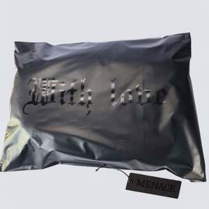 Sacs d'expédition personnalisés en polymailers noirs mats UV, sacs express rouges, emballage personnalisé pour vêtements - Product Image 1