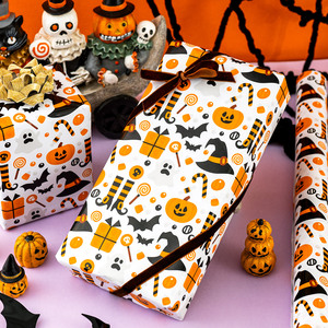 Papier cadeau d'Halloween en rouleau avec des citrouilles, des fantômes, des chapeaux de sorcières, des chauves-souris, des cannes à bonbons, des sucettes, papier artistique double face - Product Image 2