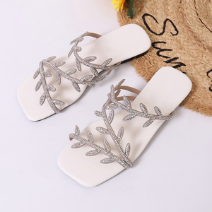 2611 Nouvelle conception de sandales sexy à la mode pour femmes, sandales plates brillantes en forme de feuille avec strass, taille 36-43, vente directe d'usine - Product Image 5