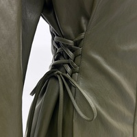 Vintage Olivgrünes Damen-Hemdblusenkleid aus PU-Leder mit Taillenschnürung, Umlegekragen und seitlichem Kordelzug – Maßgeschneiderter Damen-Mode-Mantel