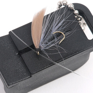 Enhebrador de anzuelos para pesca con mosca, soporte magnético para tippet con almacenamiento de moscas para accesorios de pesca en agua dulce - Product Image 3