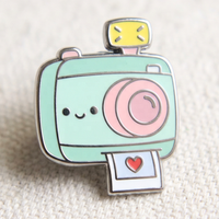 Broche personnalisée en émail dur sur mesure, fabriquée en usine, avec paillettes, épingles de revers personnalisées, cadeaux souvenirs, épingles en émail personnalisées sur le thème de l'anime