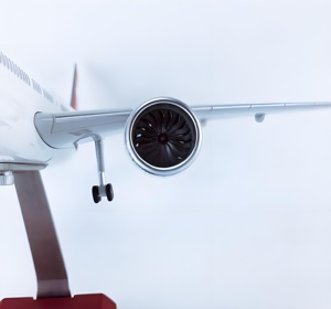 47cm 1/158 Ornement décoratif de B777-300er à commande vocale à LED à commande vocale Swiss Airlines - Product Image 5