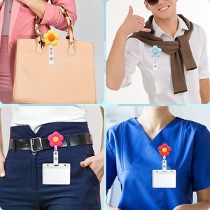 Portabadge Retrattile in ABS con Fiori Colorati, Confezionato Singolarmente, Ideale Come <span class=keywords><strong>Regalo</strong></span> <span class=keywords><strong>per</strong></span> Medici, Infermieri, Studenti, Impiegati d'Ufficio - Product Image 4