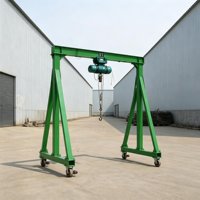 Grue portique mobile assemblée de 1 tonne avec palan à câble et roulettes pivotantes verrouillables pour le levage de composants en atelier