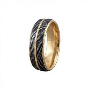 Anillo de Acero de Damasco Hecho a Mano con Incrustaciones de Latón - Anillo de Boda o Compromiso Único con Incrustaciones de Cobre Estilo Damasco - Product Image 1