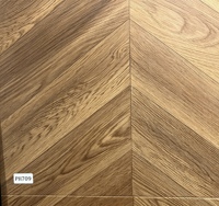 Parquet en chevrons, design moderne, matériau HDF, système de pose par clic, surface haute brillance AC4, collection PH personnalisée OEM
