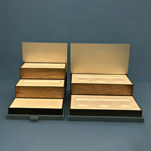 Exhibidor de Perfumes Moderno y Sencillo con Iluminación LED, Multicapa, Trapezoidal, de Acrílico y Madera - Product Image 5