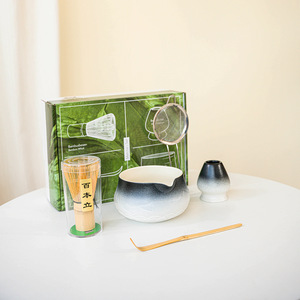 Juego <span class=keywords><strong>de</strong></span> Té Matcha Japonés con Degradado Rosa, 5 Piezas: Tazón <span class=keywords><strong>de</strong></span> Cerámica, Cuchara <span class=keywords><strong>de</strong></span> Bambú, Colador y Elegante Batidor <span class=keywords><strong>de</strong></span> Matcha - Product Image 1