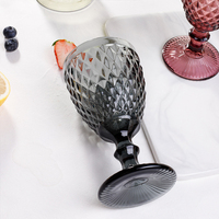 Gobelet à vin en verre bleu clair de style vintage gravé et embossé pour mariage