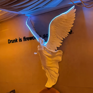 Escultura Grande Femenina, Escultura Dinámica de Fibra de Vidrio de Estilo Griego, Ángel Alado para Colgar en la Pared, en Venta - Product Image 2