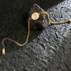 Bracelet de marque rond plaqué or 18 carats avec portrait de reine, en acier inoxydable, bijoux de mode, bracelet à maillons - Product Image 3
