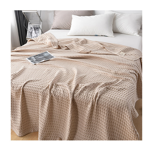 Couvertures en <span class=keywords><strong>gaze</strong></span> <span class=keywords><strong>de</strong></span> <span class=keywords><strong>coton</strong></span> 100% gaufrées personnalisées <span class=keywords><strong>de</strong></span> couleur unie douce pour décoration intérieure - Product Image 3