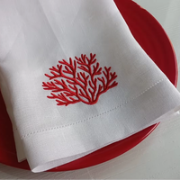 Serviettes carrées en lin brodées de corail, personnalisables et faites à la main avec ourlet festonné - Concept Table d'été Océanique