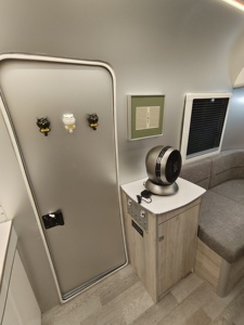 Mini-<span class=keywords><strong>caravane</strong></span> <span class=keywords><strong>vintage</strong></span> en aluminium avec salle de bain et cuisine indépendantes, <span class=keywords><strong>caravane</strong></span> de voyage légère pour le camping - Product Image 5