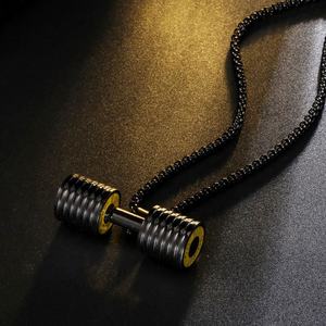 Collier de fitness pour homme en acier inoxydable plaqué or 18 carats, avec pendentif haltère en acier titane, vente en gros - Product Image 3
