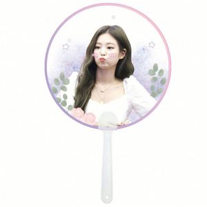 Vente chaude - Prix le plus bas - Éventail en plastique PP/PVC personnalisé avec poignée centrale pour cadeaux promotionnels - Product Image 5