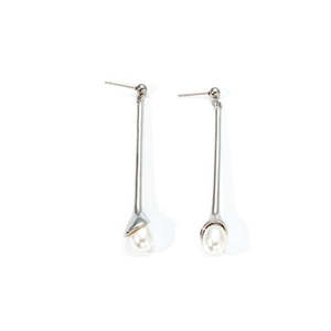 Pendientes de Moda con Perlas Largas, Acero Inoxidable 316L, Baño de Oro PVD, Resistentes y Sostenibles - Product Image 1