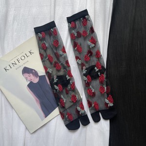 Chaussettes Tabi en maille brodée Rose Gothique Jingwen OEM Oeko Tex100 - Chaussettes transparentes à deux orteils motif floral vintage - Product Image 5
