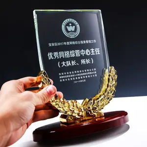 Benutzer definiertes Logo Laser gravur K9 Crystal Shield Memento Crystal Glass Plaque Award mit Weizen holz basis