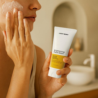 Crème Nettoyante Quotidienne Douce Végétalienne aux Herbes pour le Visage – Estompe les Taches Brunes, Éclaircissante, à l'Alpha Arbutine, Vitamine C et Acide Kojique – Soin Visage Bio
